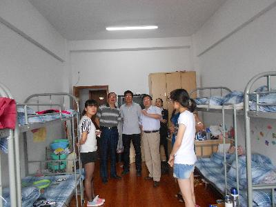 院领导们视察实习生宿舍，了解同学们的住宿及实习情况